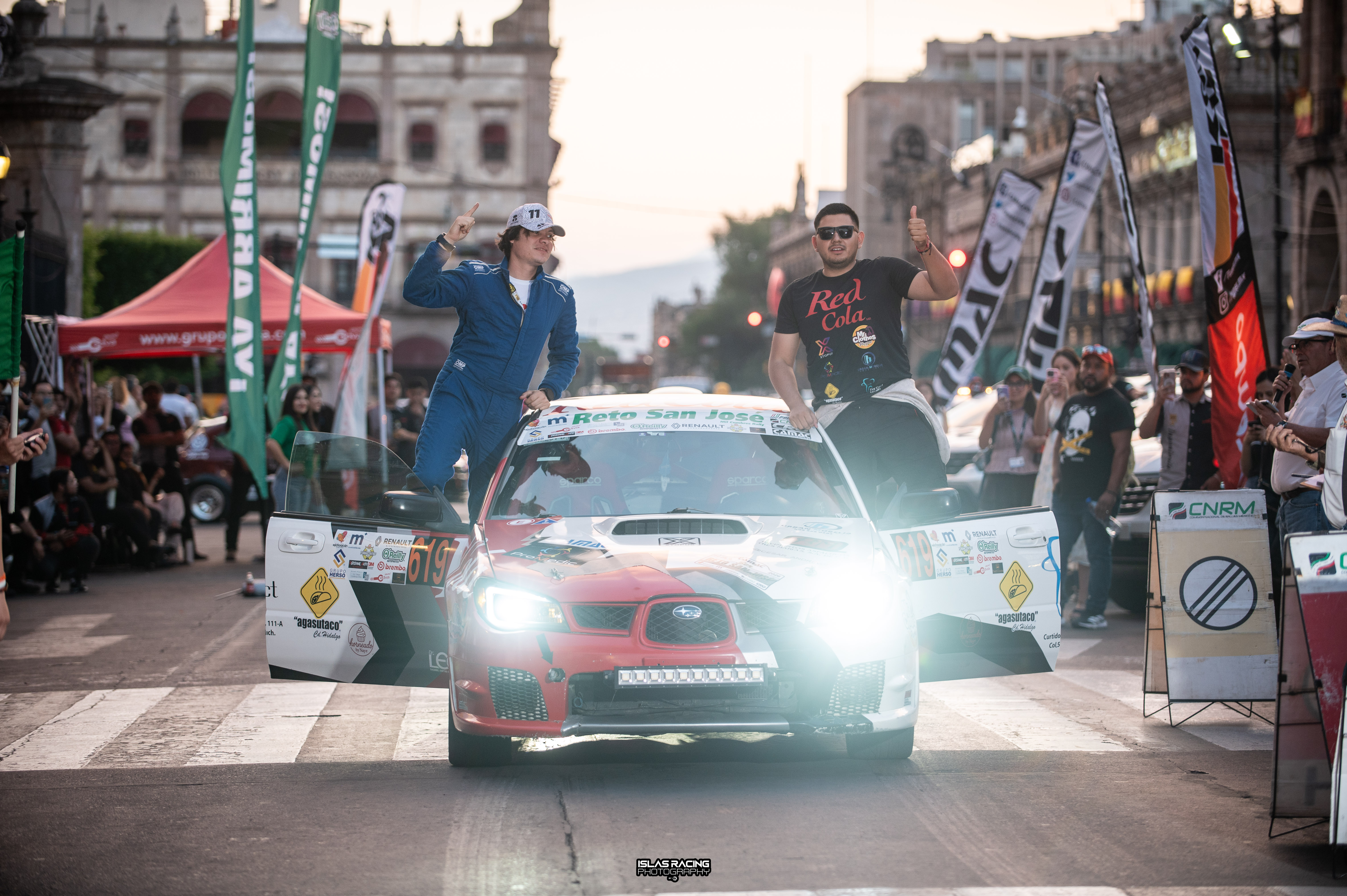 Equipo BRM durante una competencia